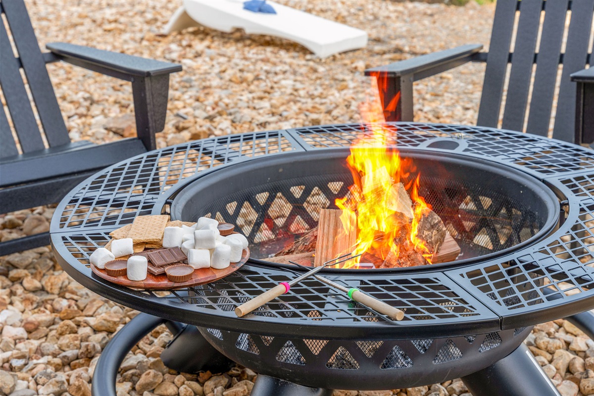 End the day around the firepit with Adirondack seating, roasting s’mores and enjoying peaceful evenings under the Ozark sky.