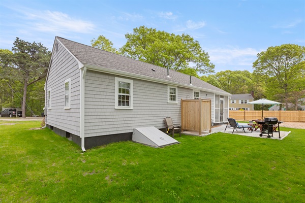 Step into nature’s beauty with an expansive, lush green area perfect for outdoor enjoyment!