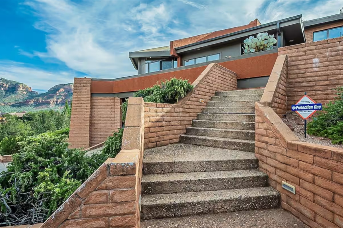 With its striking architecture, airy living spaces, and breathtaking indoor-outdoor views, Vortex Horizon is the ultimate getaway.