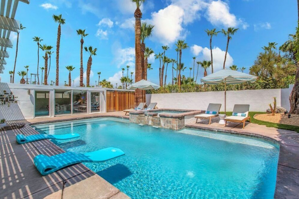 Private secluded pool with views of mountains, sky and palm trees - tranquil!