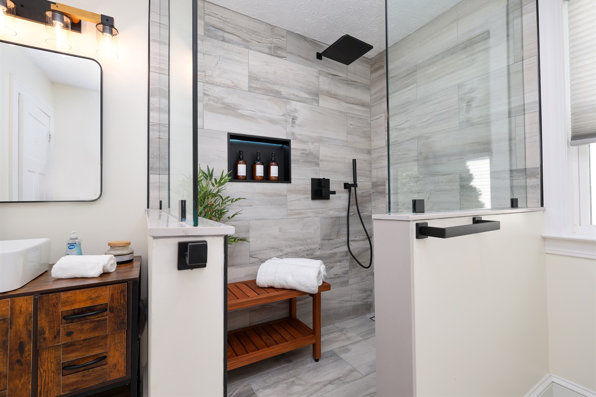 Upstairs Full Bathroom
