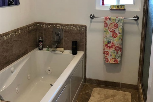 Jetted tub with heater to keep you comfortable as long as you'd like! Master bath