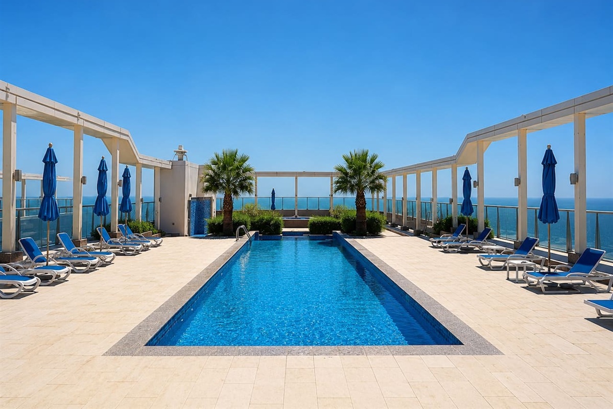 Rooftop pool with kids pool and Jacuzzi