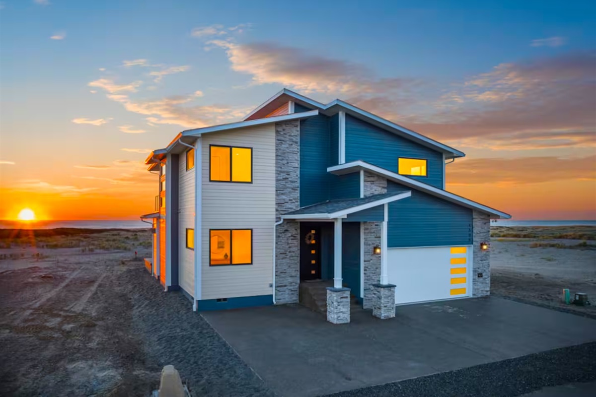 {Indigo} Welcome to your Oceanfront Retreat! Parking for 4 Cars.