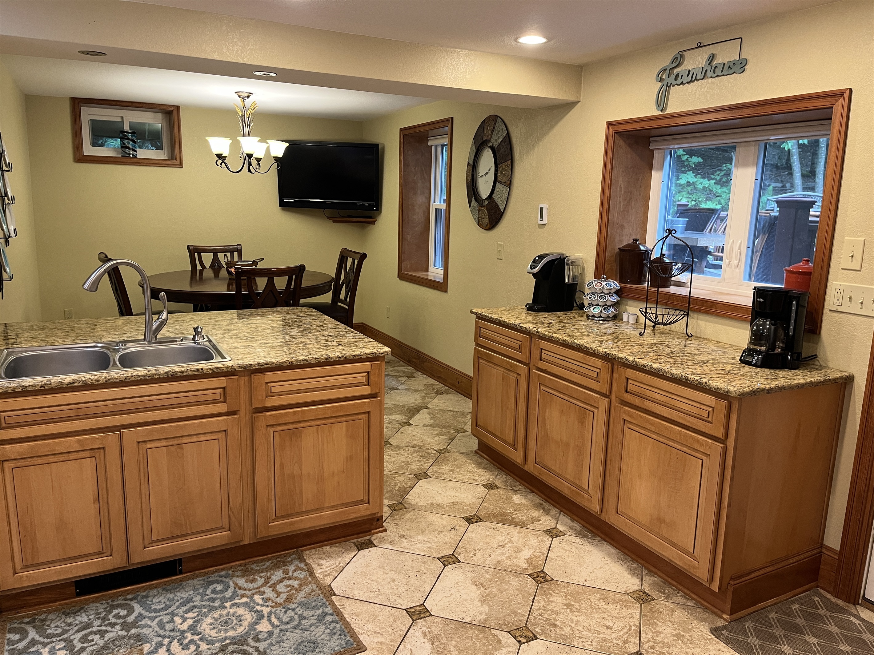 Kitchen with eat-in nook