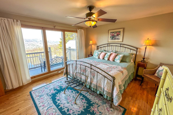 Main floor king suite with balcony access and a sunset view, Tanasi Lodge