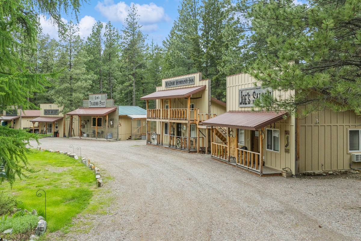 Fort Williasmon Glacier Vacation Rentals