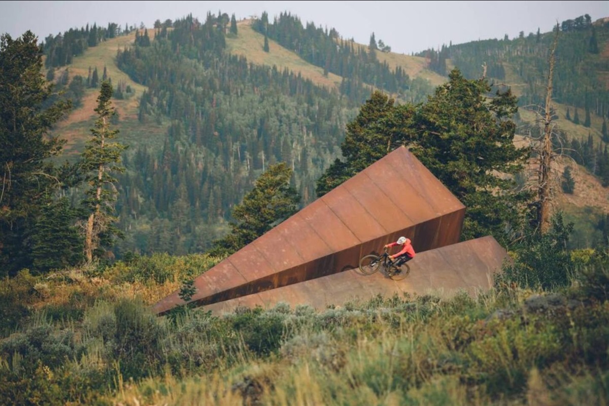 Enjoy more than 26 miles of mountain biking
and hiking trails at Snowbasin.