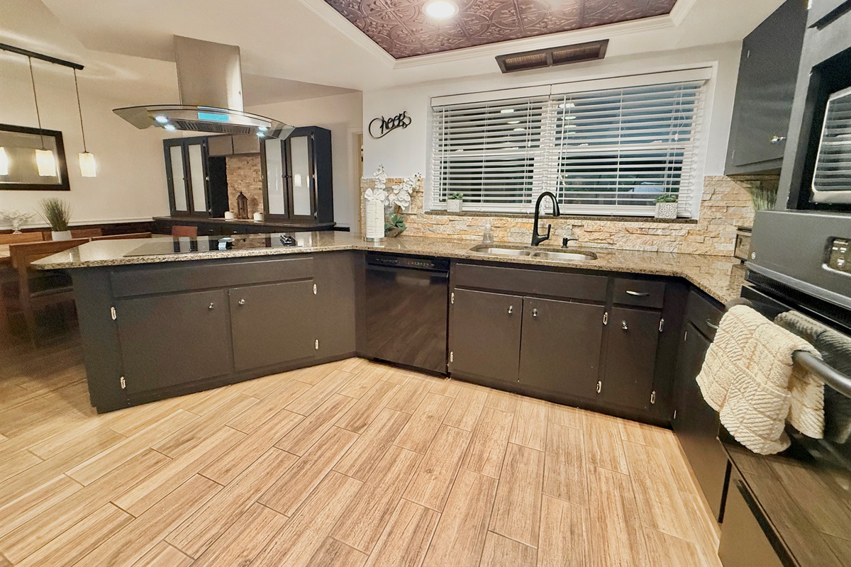 From casual breakfasts to gourmet dinners, you’ll find every appliance and utensil needed right at your fingertips in this well-stocked space.