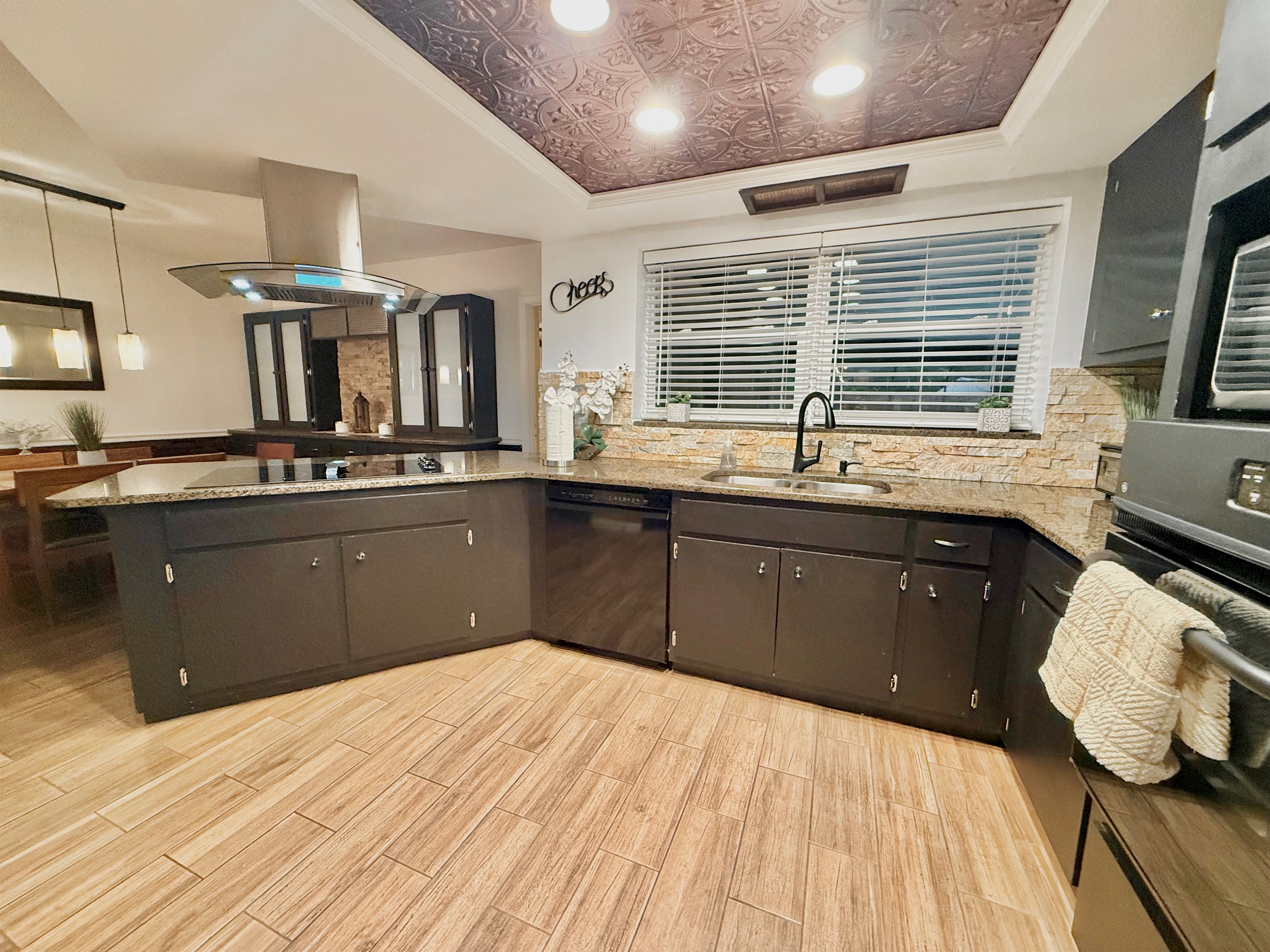 From casual breakfasts to gourmet dinners, you’ll find every appliance and utensil needed right at your fingertips in this well-stocked space.