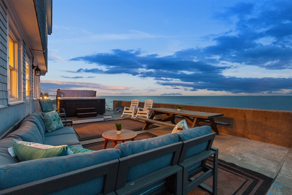 Enjoy a warm, comfy spot right in front of the ocean—ideal for unwinding and soaking in the beauty of the sea.