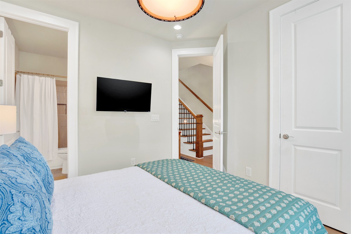 Queen size bedroom downstairs w/ensuite bathroom