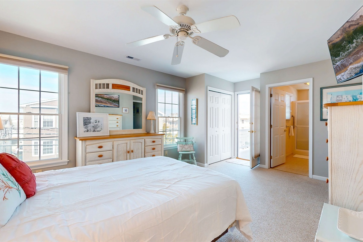Queen sized bed with an ensuite bathroom 