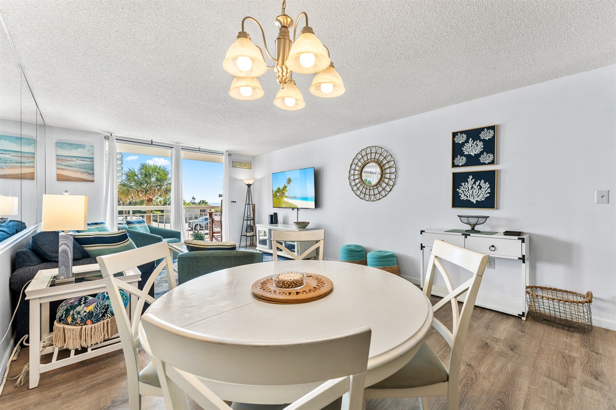 Dinng area with seating for 4