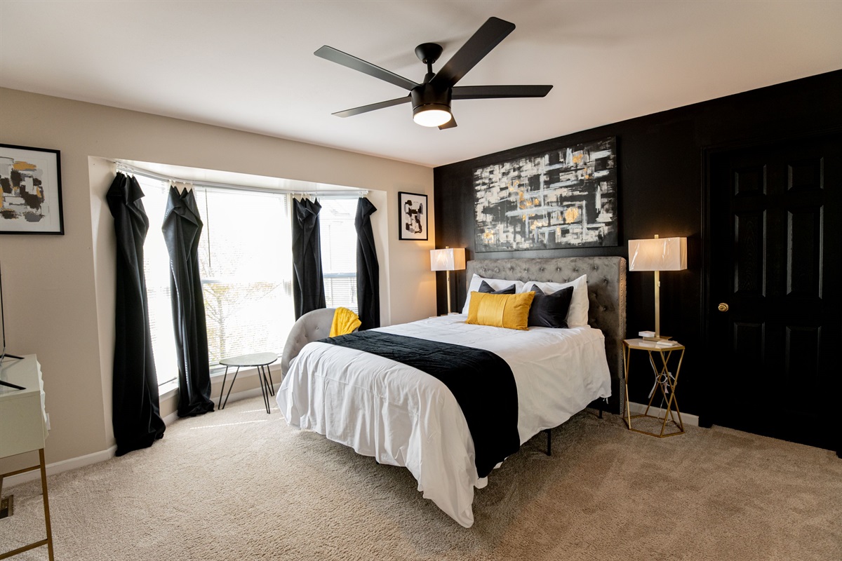 Chic and cozy, this queen suite features its own private bath, ideal for guests who appreciate a little extra space.