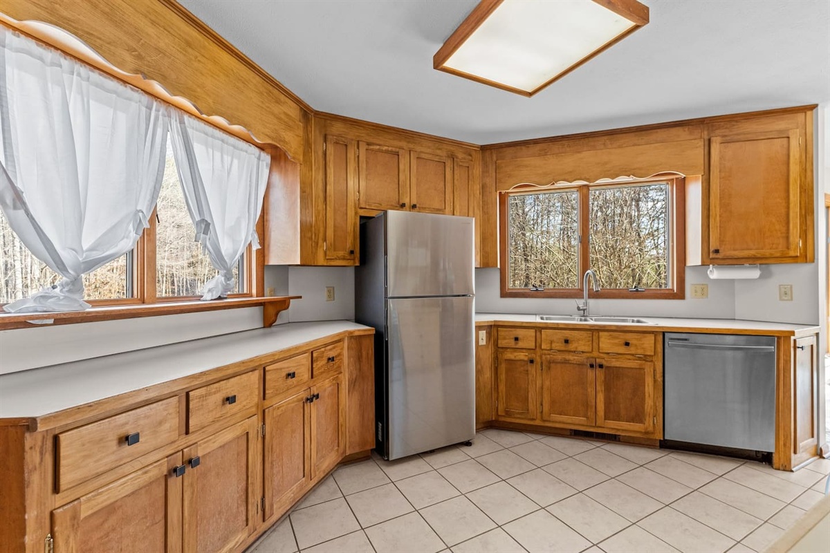 Kitchen: Spacious and bright, perfect for culinary adventures with stunning views!