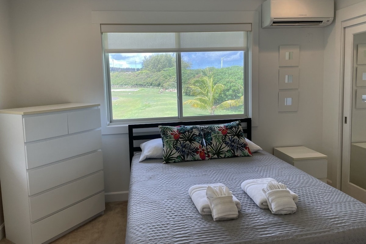 Pineapple room with queen bed