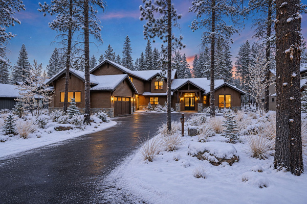 A true four-season Central Oregon retreat-cozy up after a day on the mountain