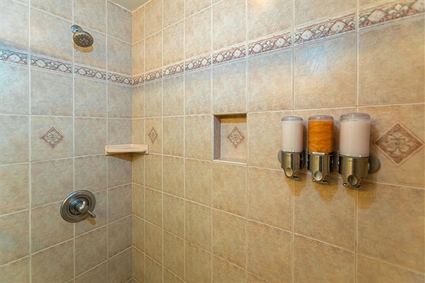 Second private full bathroom with walk-in shower for your guest - Ekolu 607