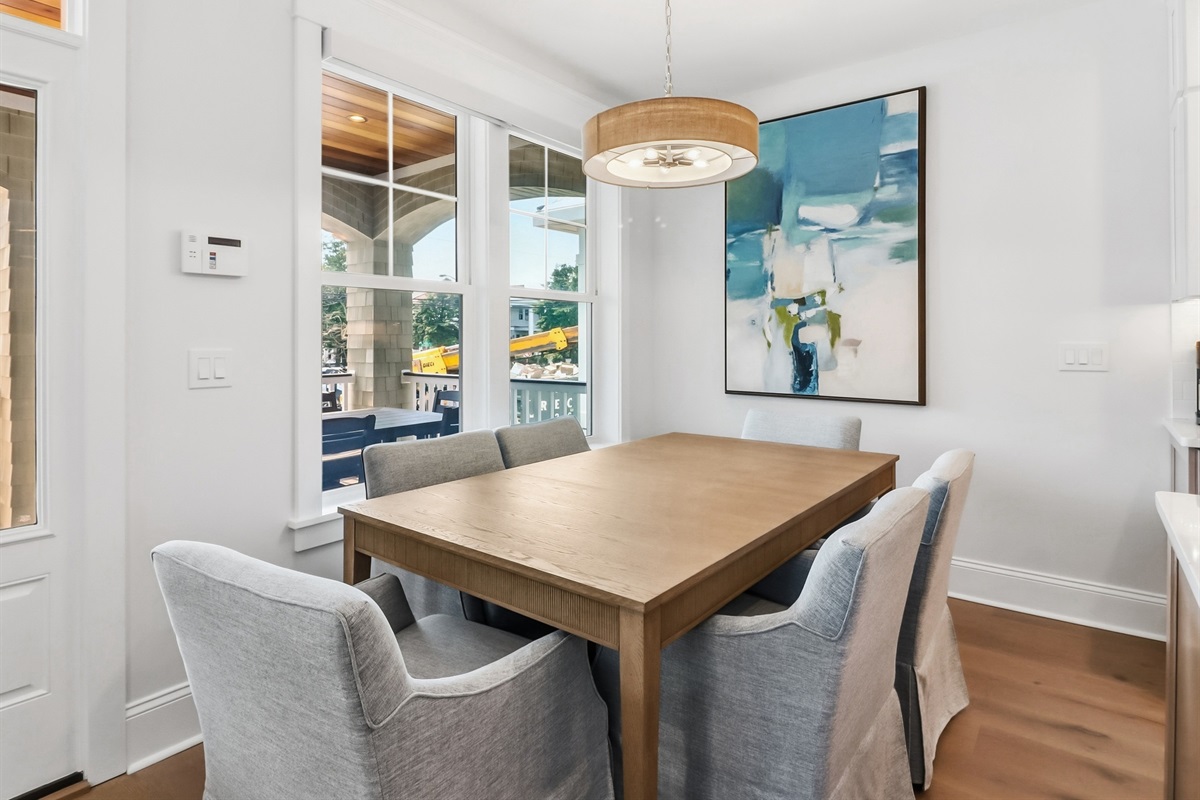 Dining area which can seat seat six 