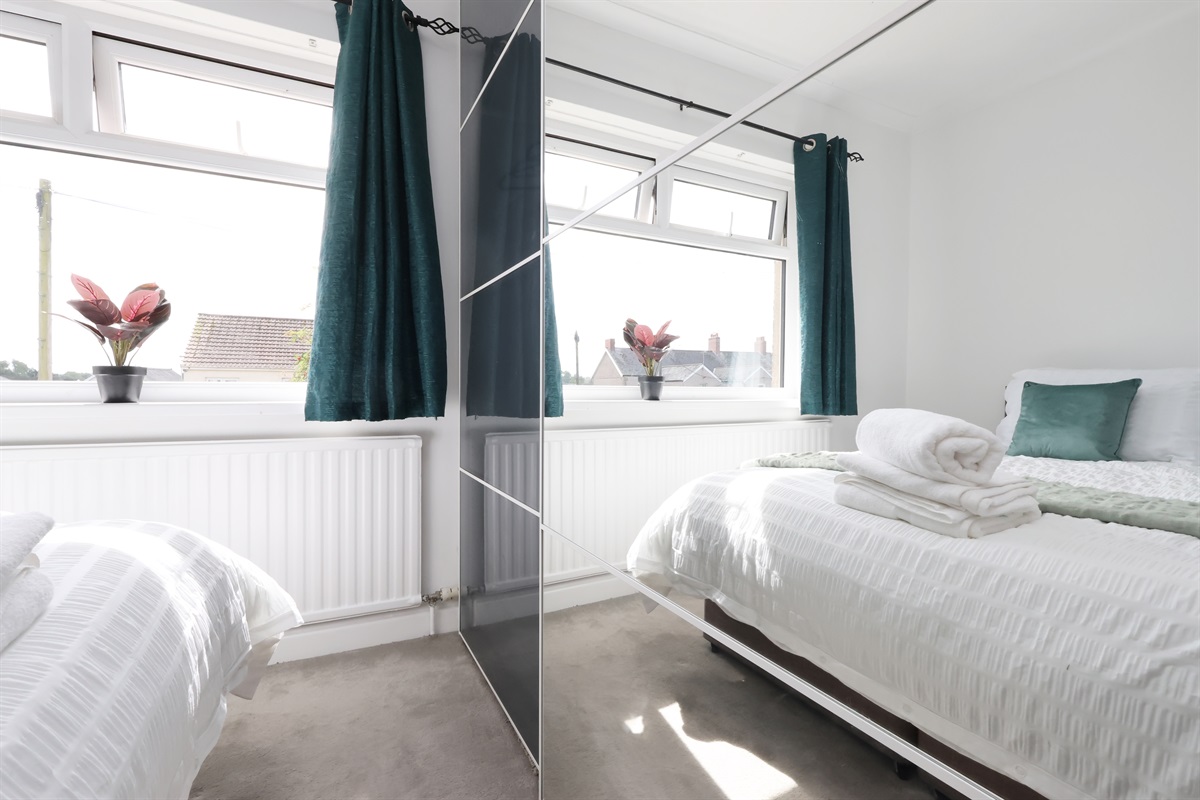 [ Bedroom 2: Flexible sleeping (King or 2 Singles) ]
