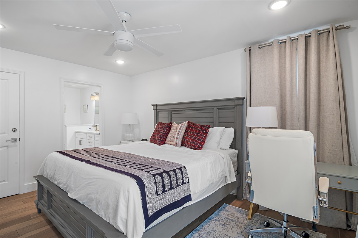 Upper King Master Bed to Balcony