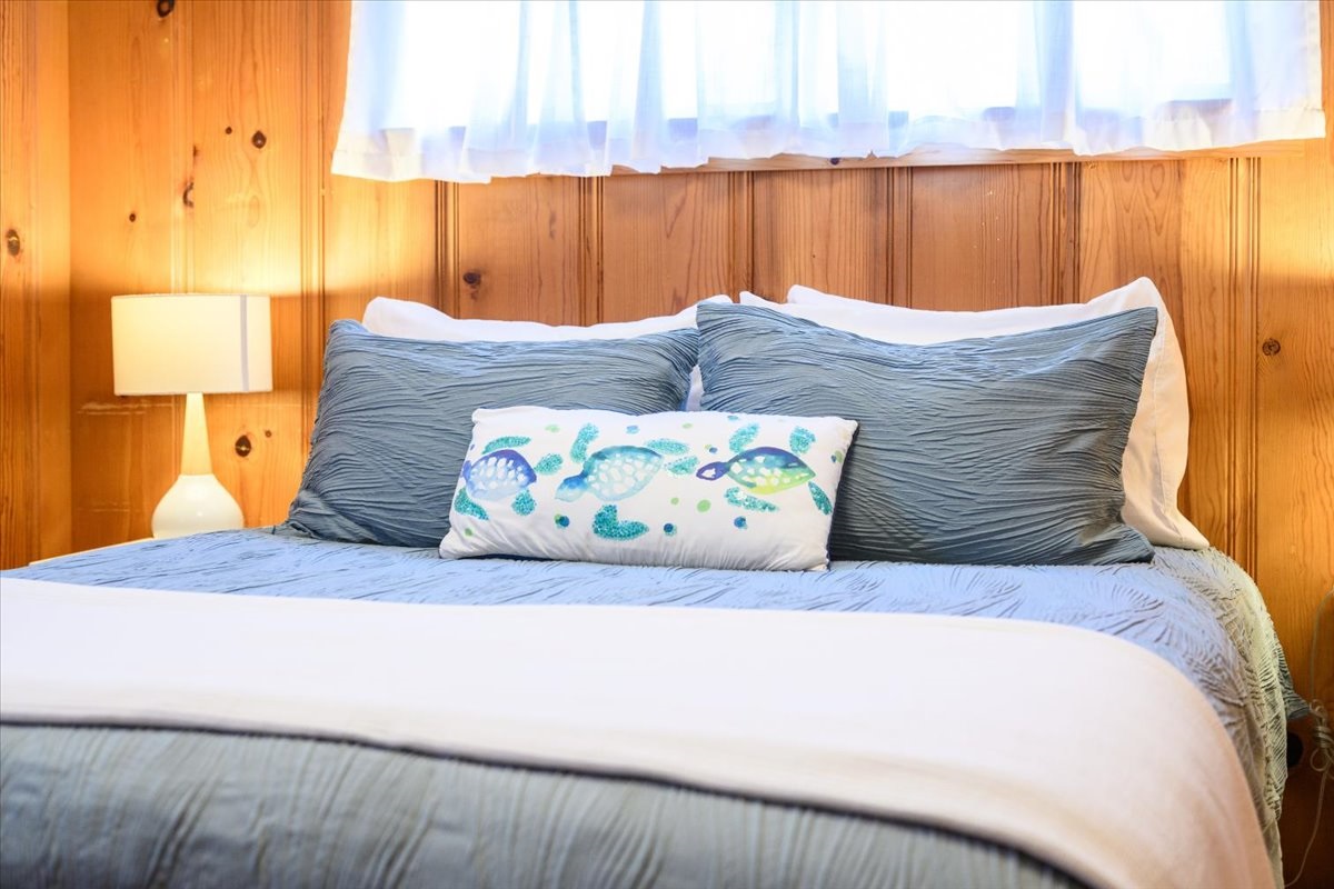 Bedroom 2 - Queen Bed