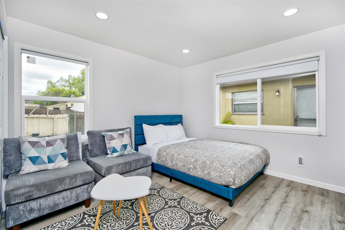01-1362-shortridge-unit-b-jadu-bedroom-with-queen-bed-and-sitting-area