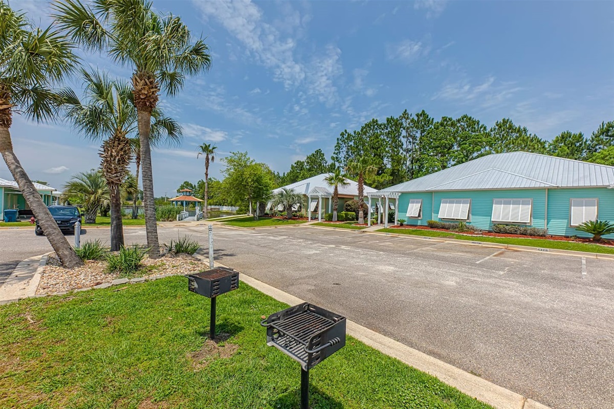 Exterior Paradise: Discover the vibrant charm of palm trees and grills just steps from relaxation!