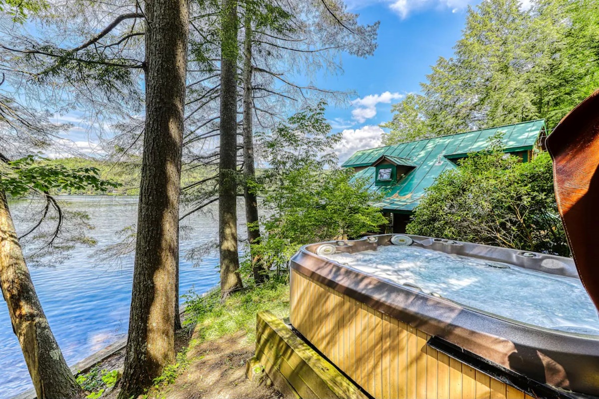 Enjoy the lakeview or gaze the night sky in the hot tub!