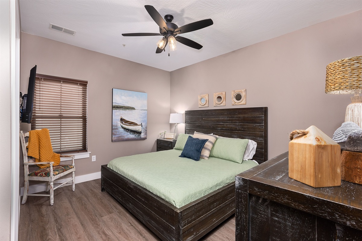 Lower Level King Bedroom w/Attached Full Bathroom