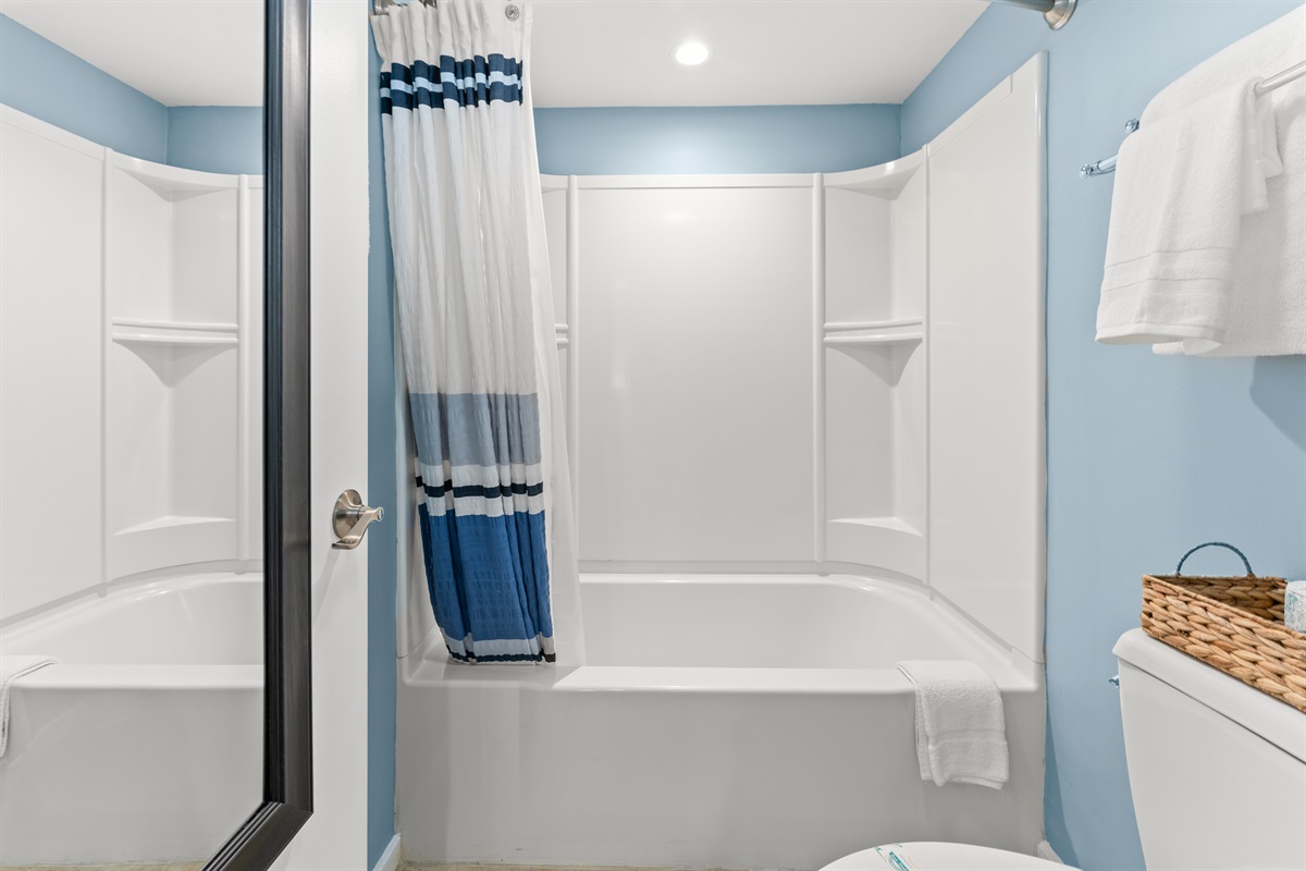 2nd Bathroom with tub/shower