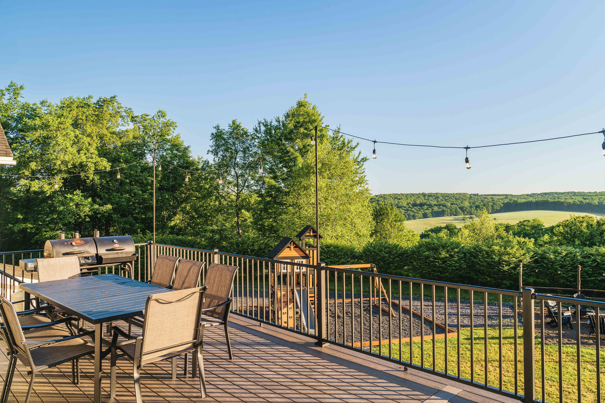 🍽 Outdoor dining with the whole valley as your view.