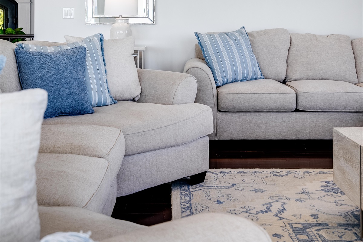 A lounge where daylight lingers.