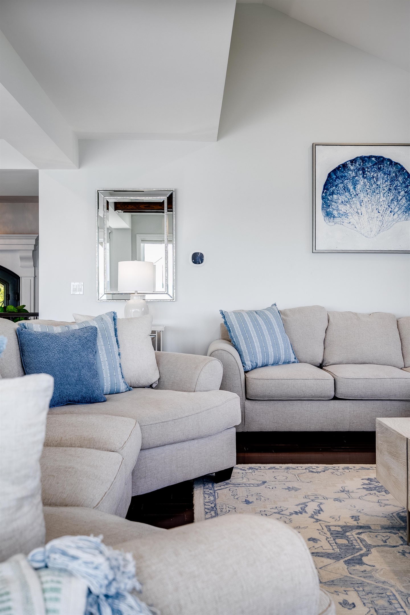 A lounge where daylight lingers.