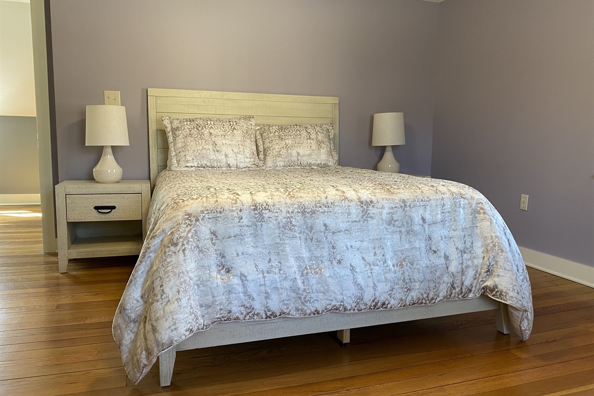 Upstairs 2nd bedroom- queen bed