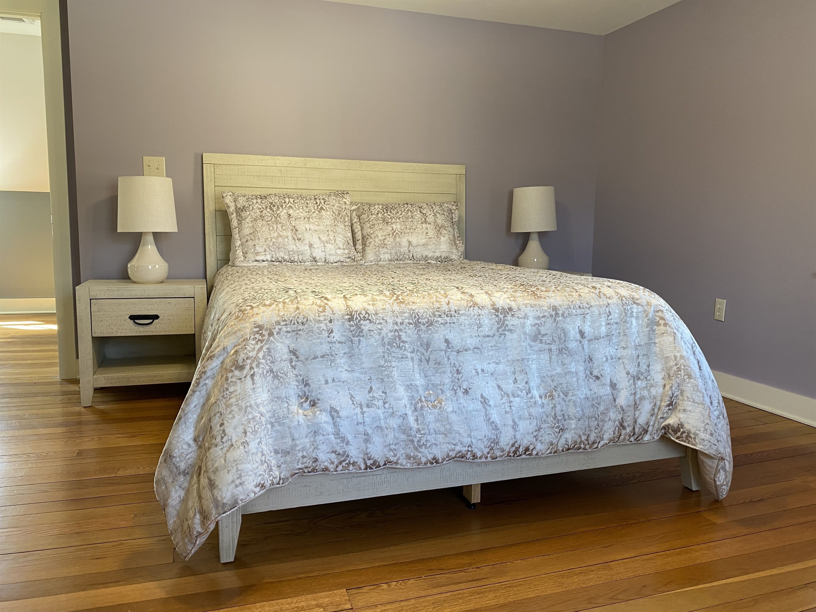 Upstairs 2nd bedroom- queen bed