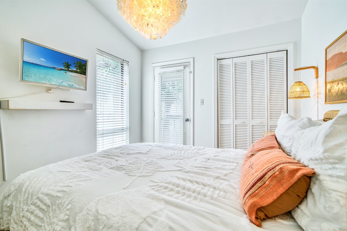 Queen bedroom w/ smart TV and QUEEN bed