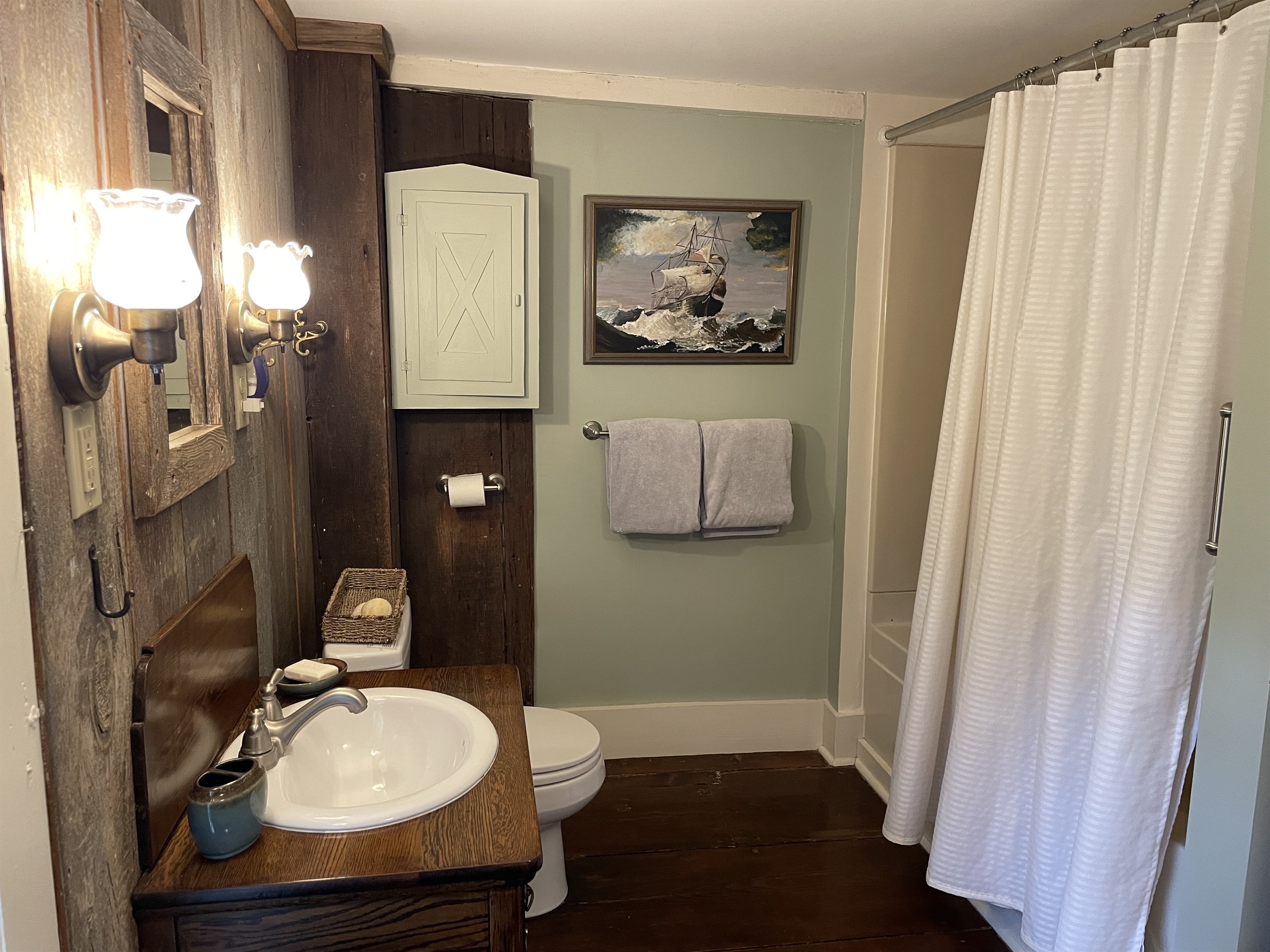 Ensuite with tub/shower