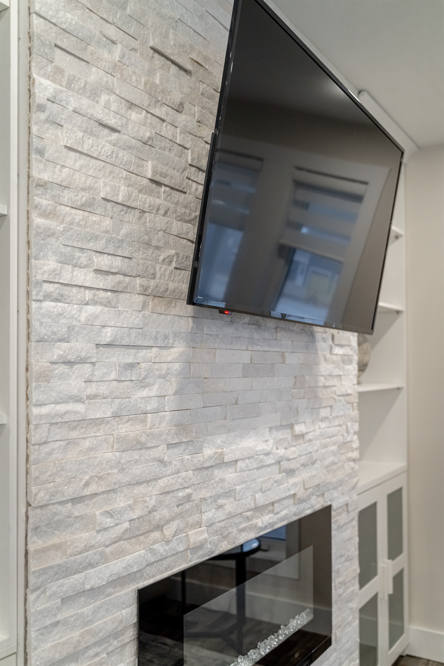 Cozy Living Area with fireplace and Smart Tv