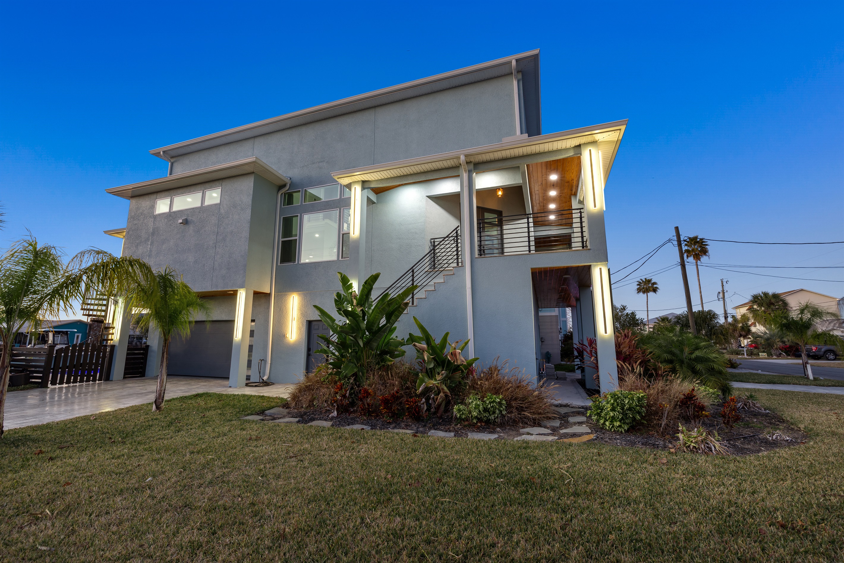 Located on Canal,Pool, Gym, Boat dock 5