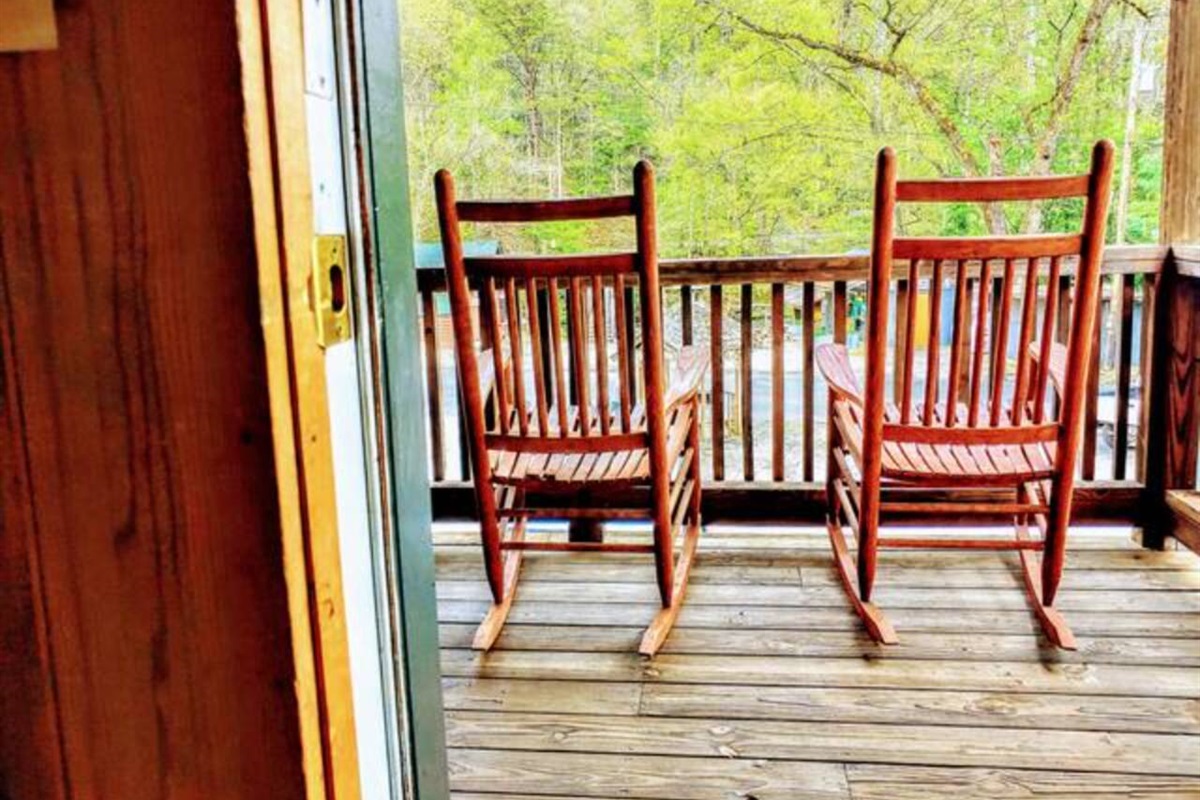 Deep Creek Lodge Apartment Sleeps 4! LIV! Stays