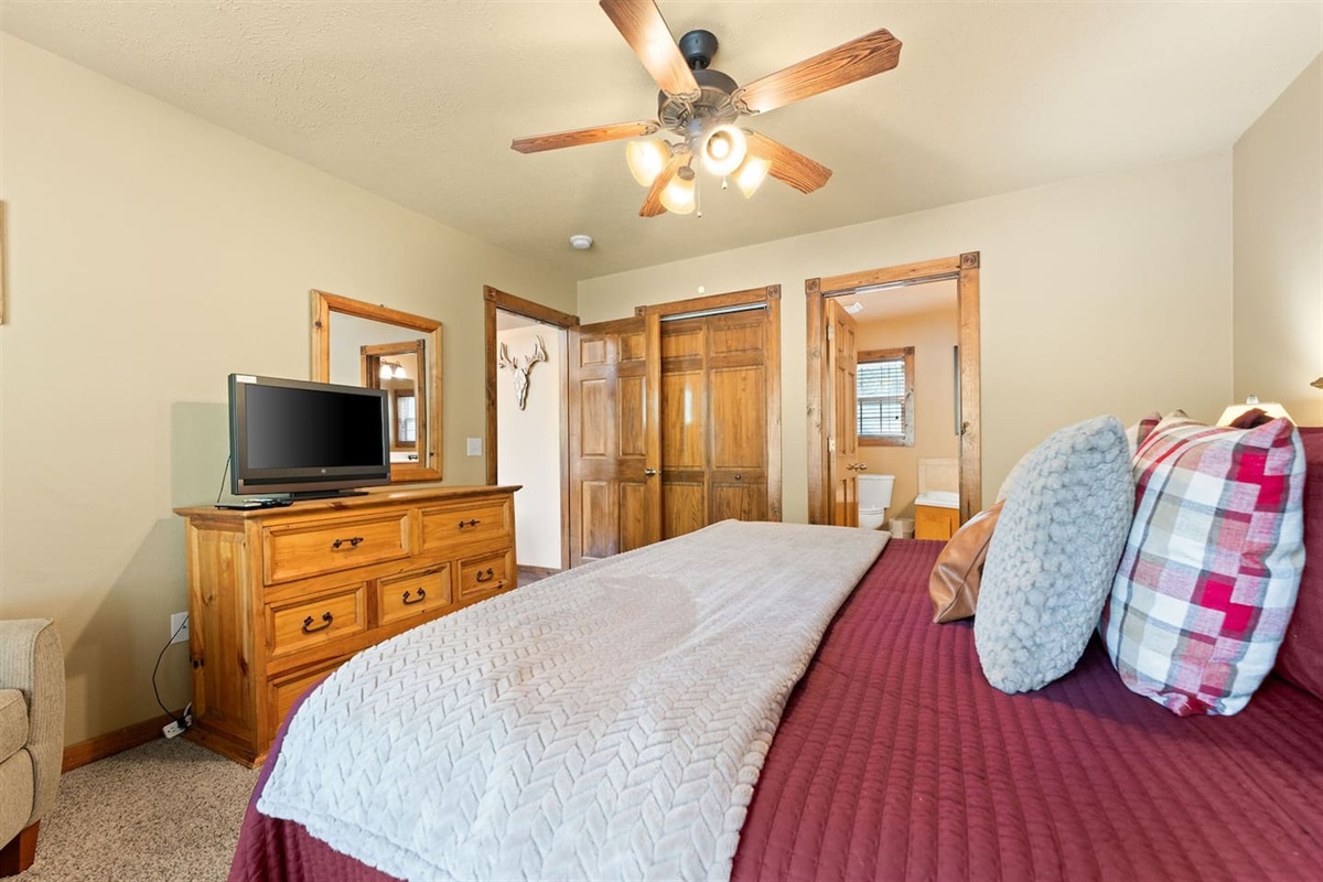 Stretch out, settle in and make yourself at home. With four private king suites, this lodge was made for couples, friends and multigenerational family trips.