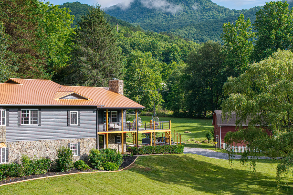 Exterior Oasis: Stunning mountain views from the vibrant deck, perfect for relaxation and sunsets!
