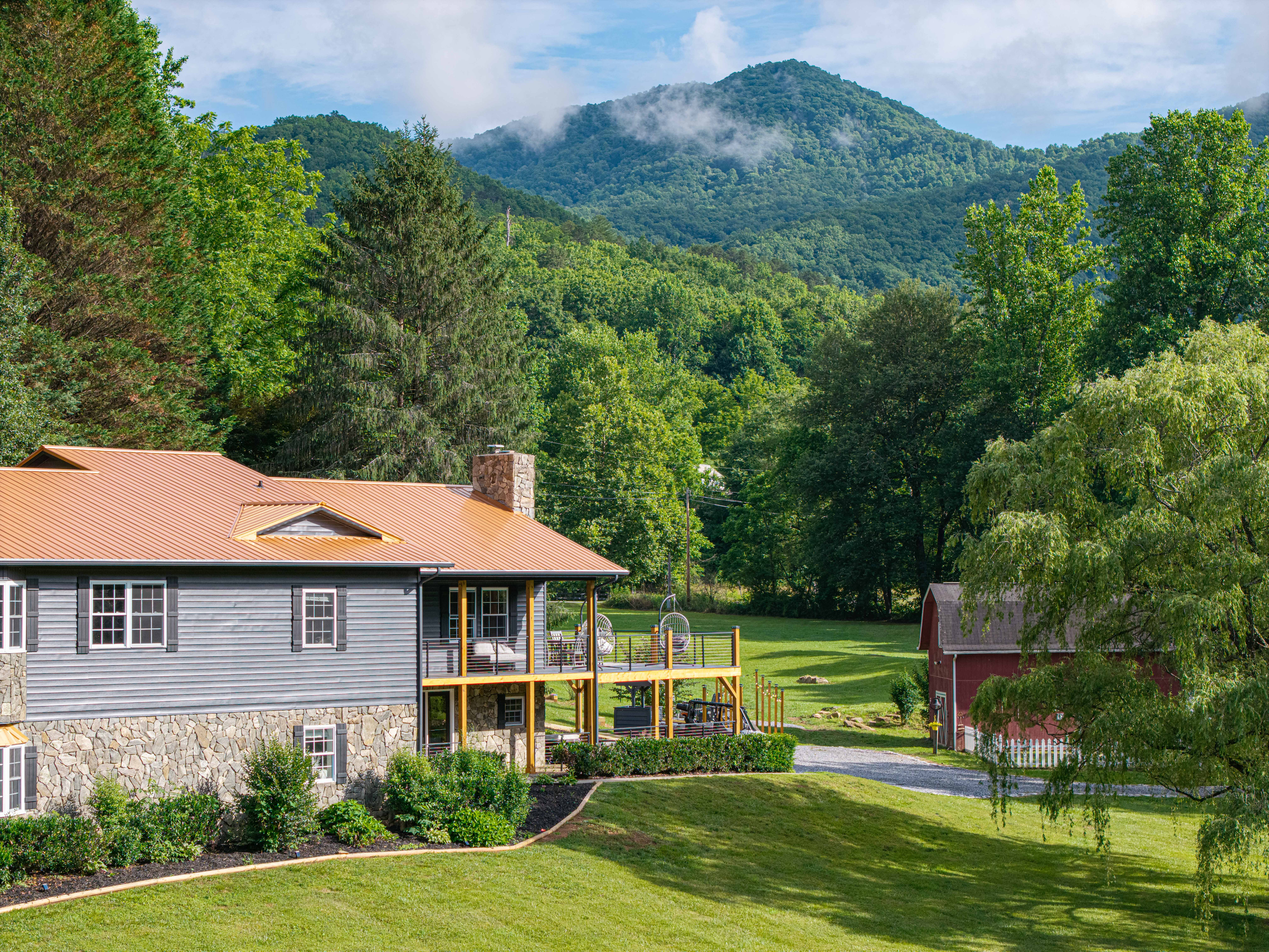 Exterior Oasis: Stunning mountain views from the vibrant deck, perfect for relaxation and sunsets!