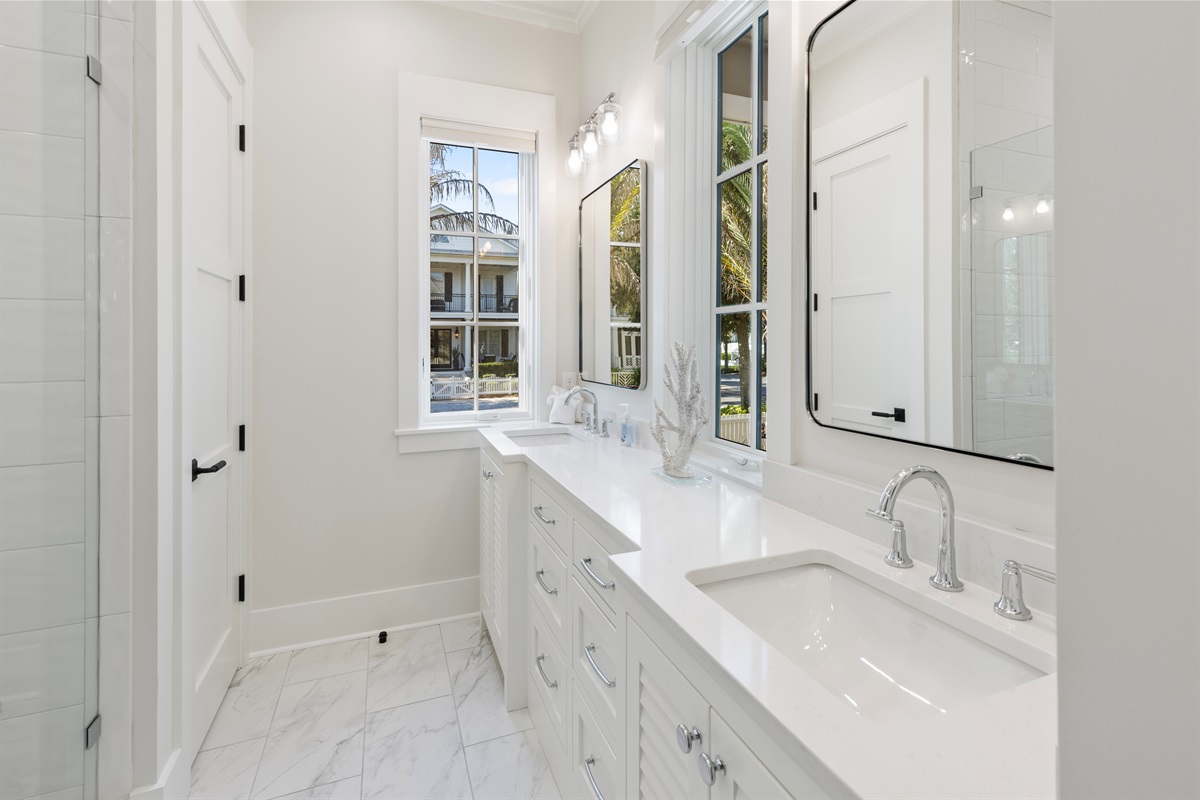 Full En Suite Bathroom (1st Floor)
