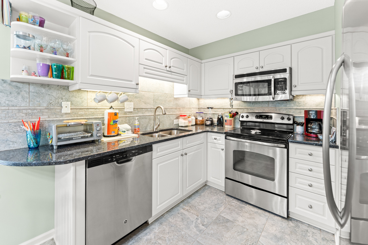 Fully equipped Kitchen with stainless steel appliances