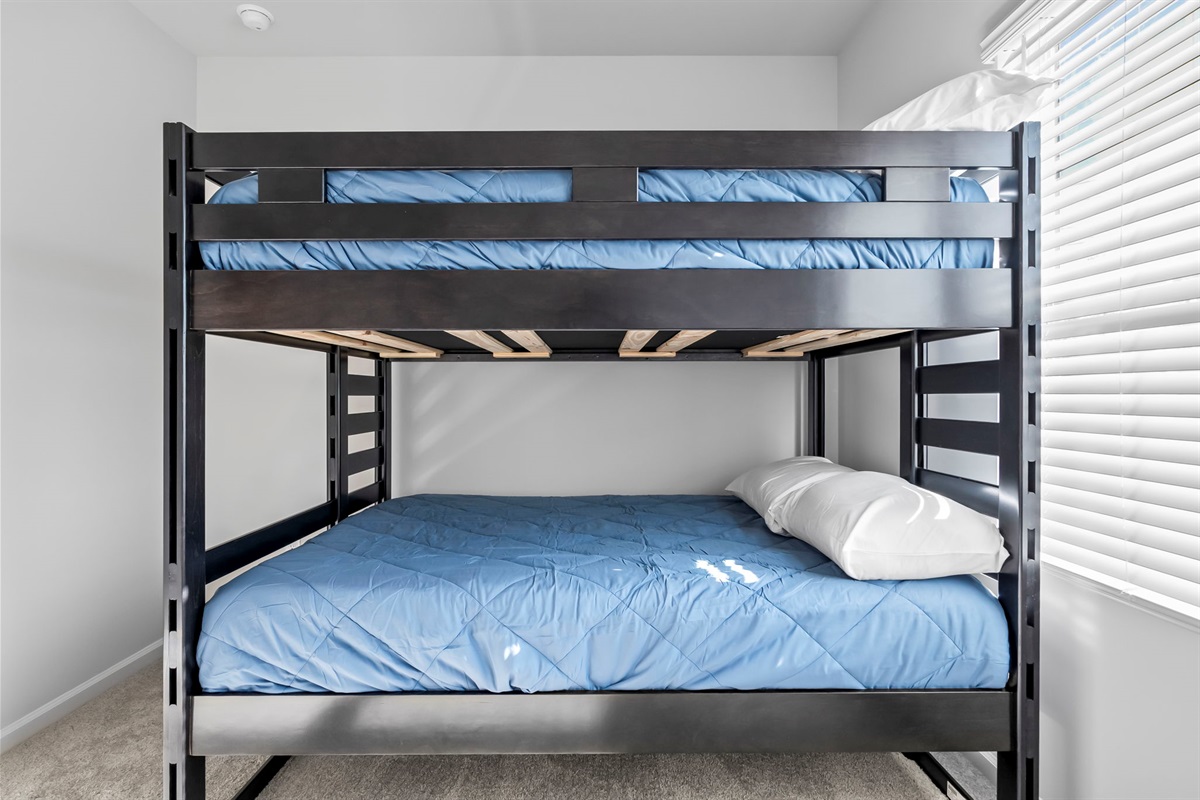 Kids bedroom with full over full bunk bed - sleeps 4