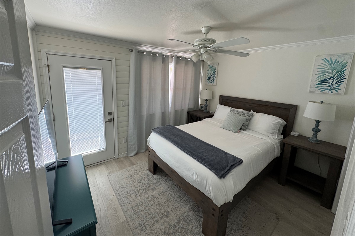 Second bedroom with queen bed and smart tv plus access to balcony with oceanview