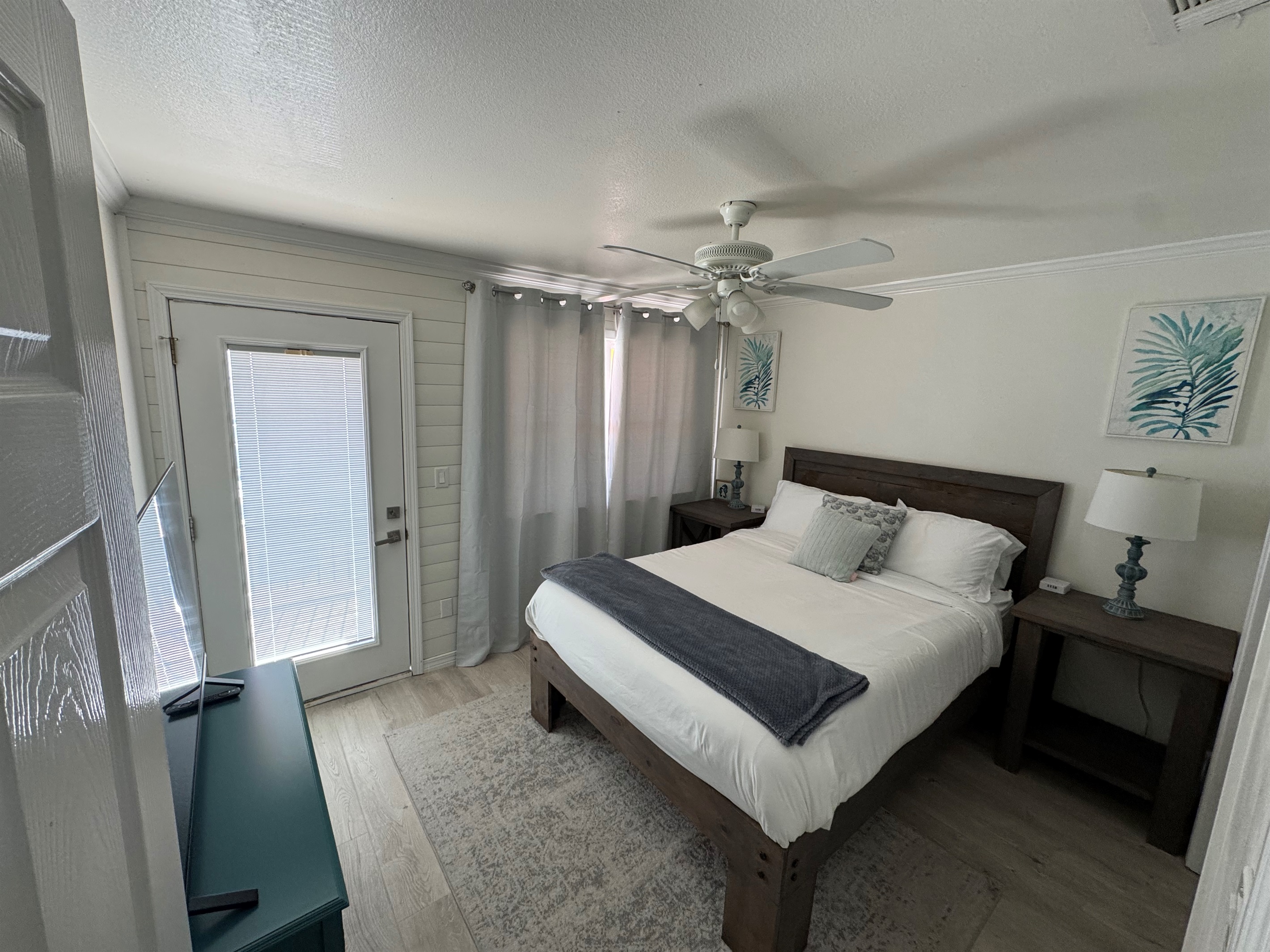 Second bedroom with queen bed and smart tv plus access to balcony with oceanview